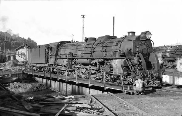 Ka945 on Taumarunui turntable 1952.  JM Creber photo.