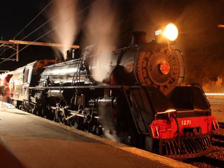 steam loco ja1271 night
