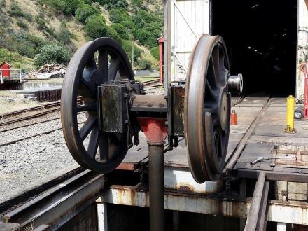 steam loco removing driver wheelset